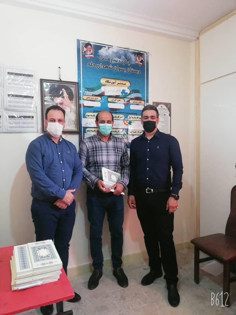 اهداء بسته‌های کمک آموزشی و تقدیر از کادر آموزشی مدارس مناطق کم‌برخوردار