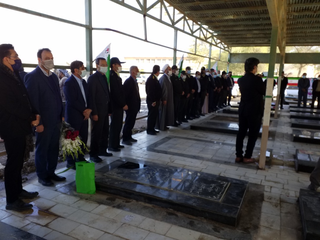 غبارروبی و گلباران مزار شهدای شهرستان کارون به‌مناسبت دهه مبارک فجر