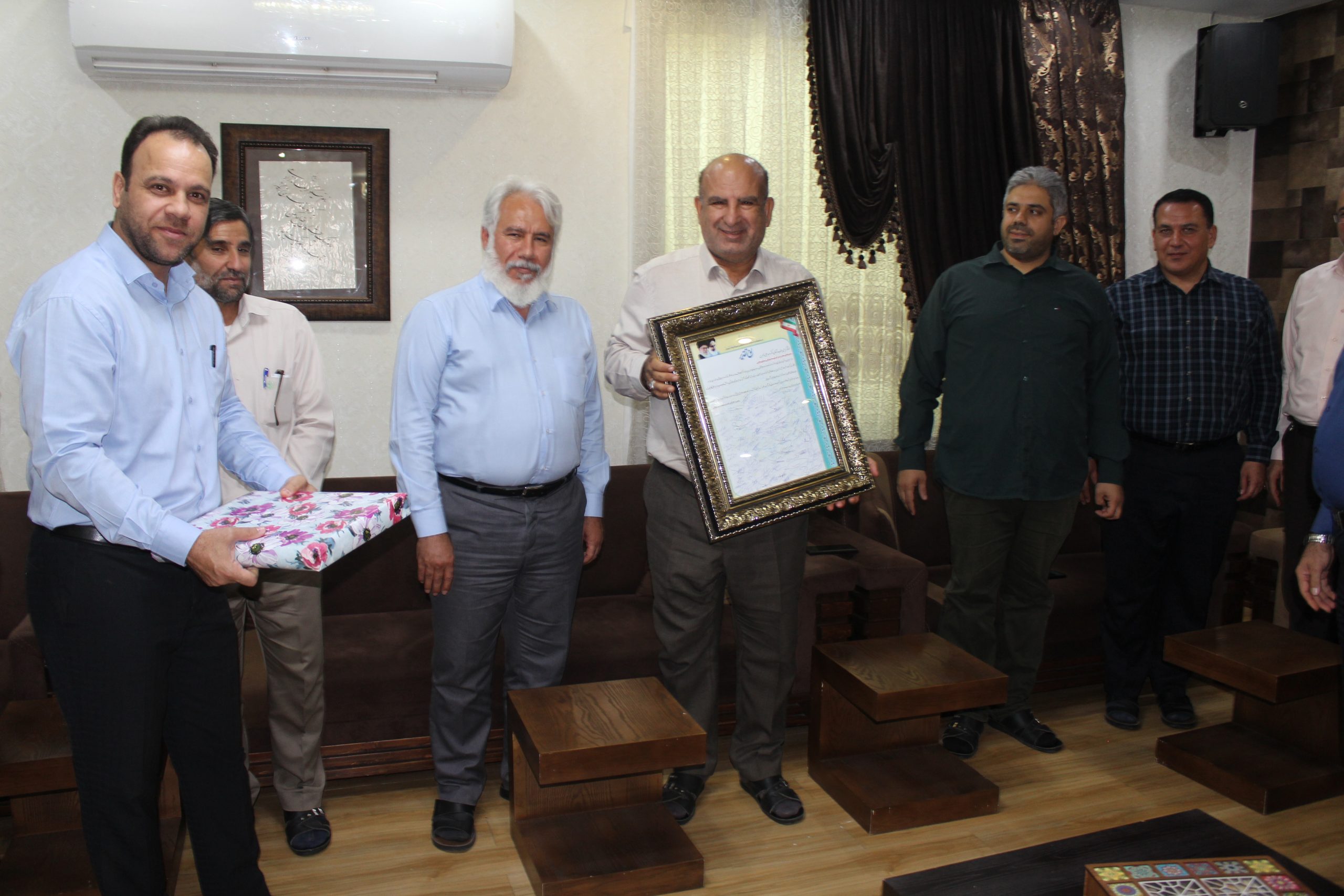 قدردانی کارکنان کشت و صنعت دعبل خزاعی ازدکتر ناصری مدیر عامل شرکت توسعه نیشکر و صنایع جانبی