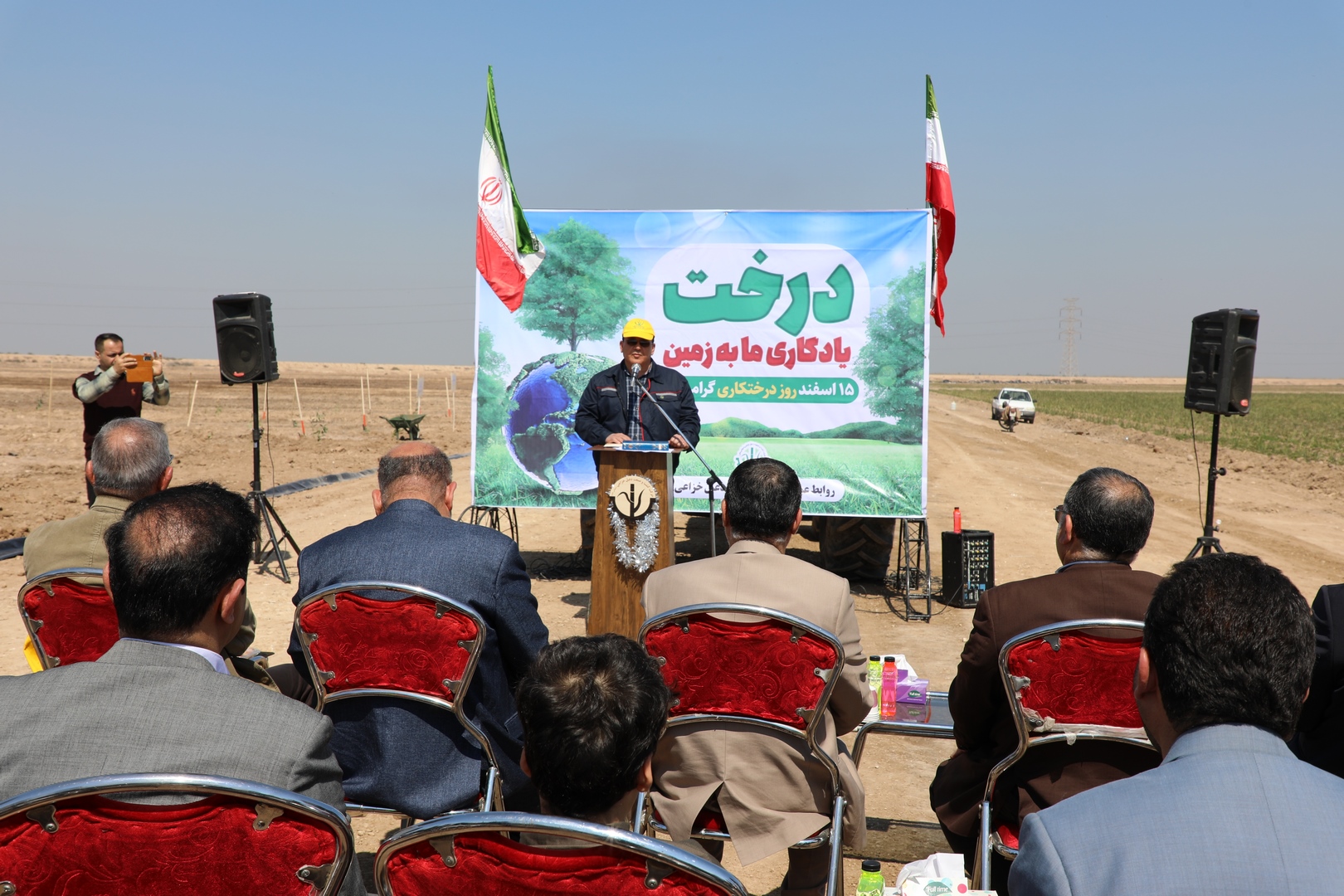 آیین مراسم روز درختکاری در کشت و صنعت دعبل خزاعی برگزار شد. آیین مراسم روز درختکاری در کشت و صنعت دعبل خزاعی برگزار شد.