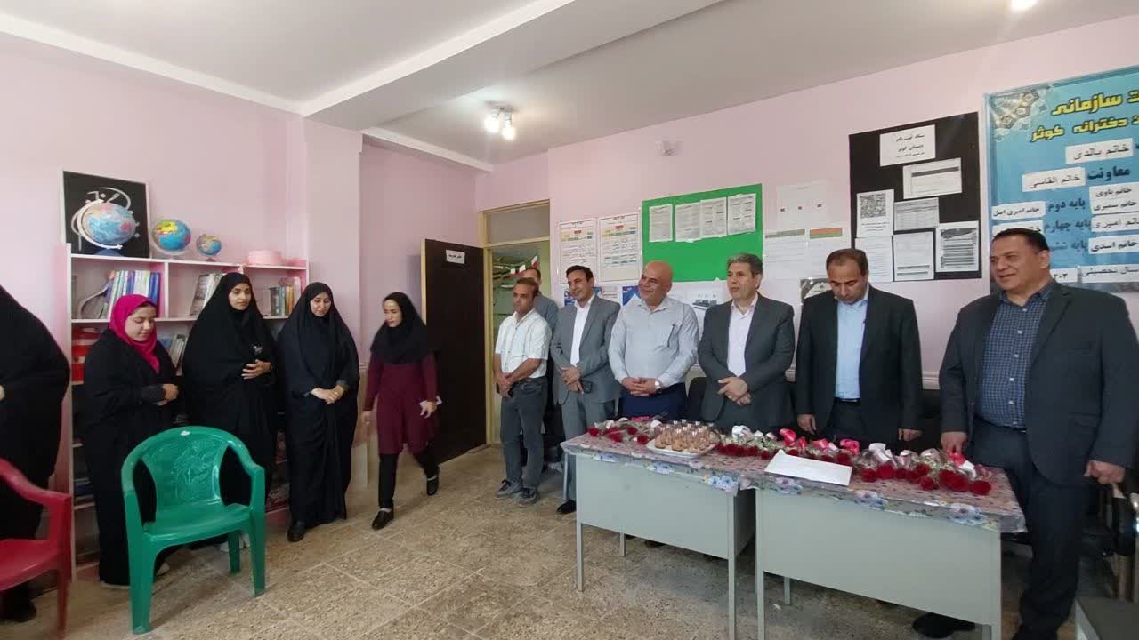 مراسم تقدیر از کادر آموزشی مدارس شهرستان کارون بمناسبت بزرگداشت روز معلم مراسم تقدیر از کادر آموزشی مدارس شهرستان کارون بمناسبت بزرگداشت روز معلم