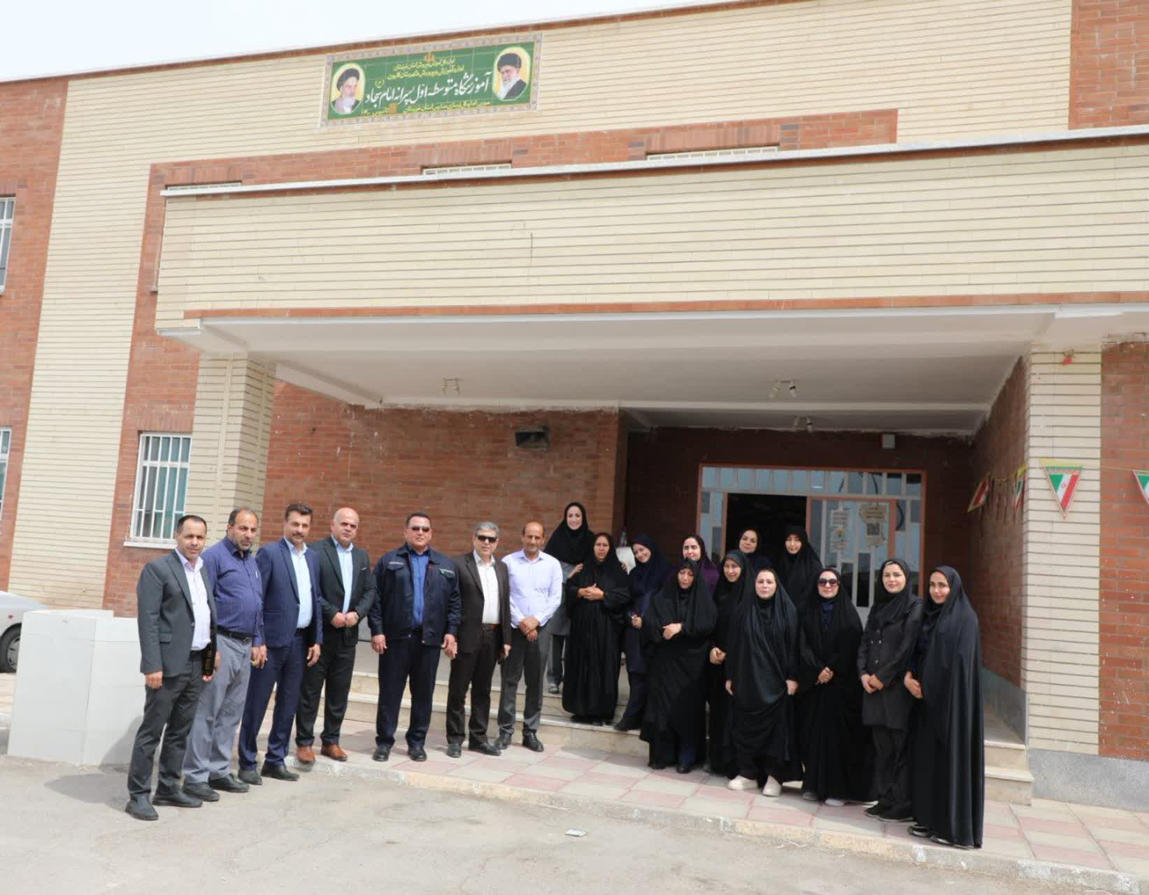 تجلیل مدیرعامل شرکت کشت و صنعت دعبل خزاعی از مقام والای معلم در مدارس حومهٔ کشت و صنعت (شیرین‌شهر)