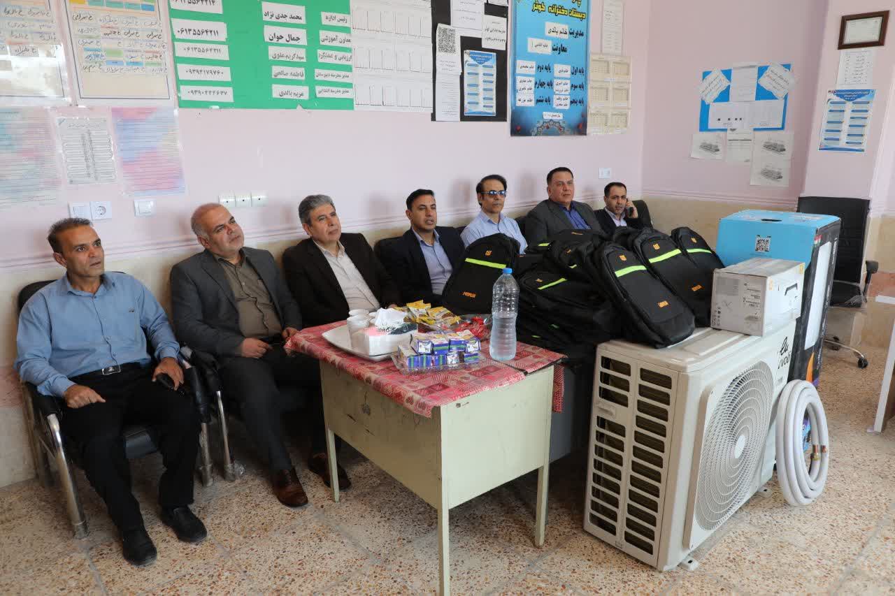 اهدای بستههای فرهنگی ـ آموزشی و دستگاه سرمایشی به مدارس شیرینشهر و روستاهای مجاور اهدای بستههای فرهنگی ـ آموزشی و دستگاه سرمایشی به مدارس شیرینشهر و روستاهای مجاور