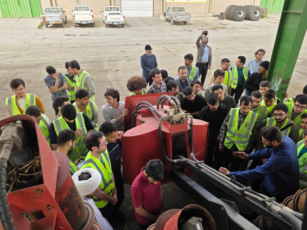 دانشجویان علم و صنعت تهران از دستاوردهای نیشکر بازدید کردند دانشجویان علم و صنعت تهران از دستاوردهای نیشکر بازدید کردند